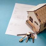 Simulasi kredit rumah dengan kunci dan dokumen