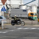 Pengendara sepeda motor di jalan kota