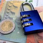 Brankas bank dan uang tabungan dijamin LPS