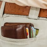 Dompet dan kartu kredit untuk biaya annual fee