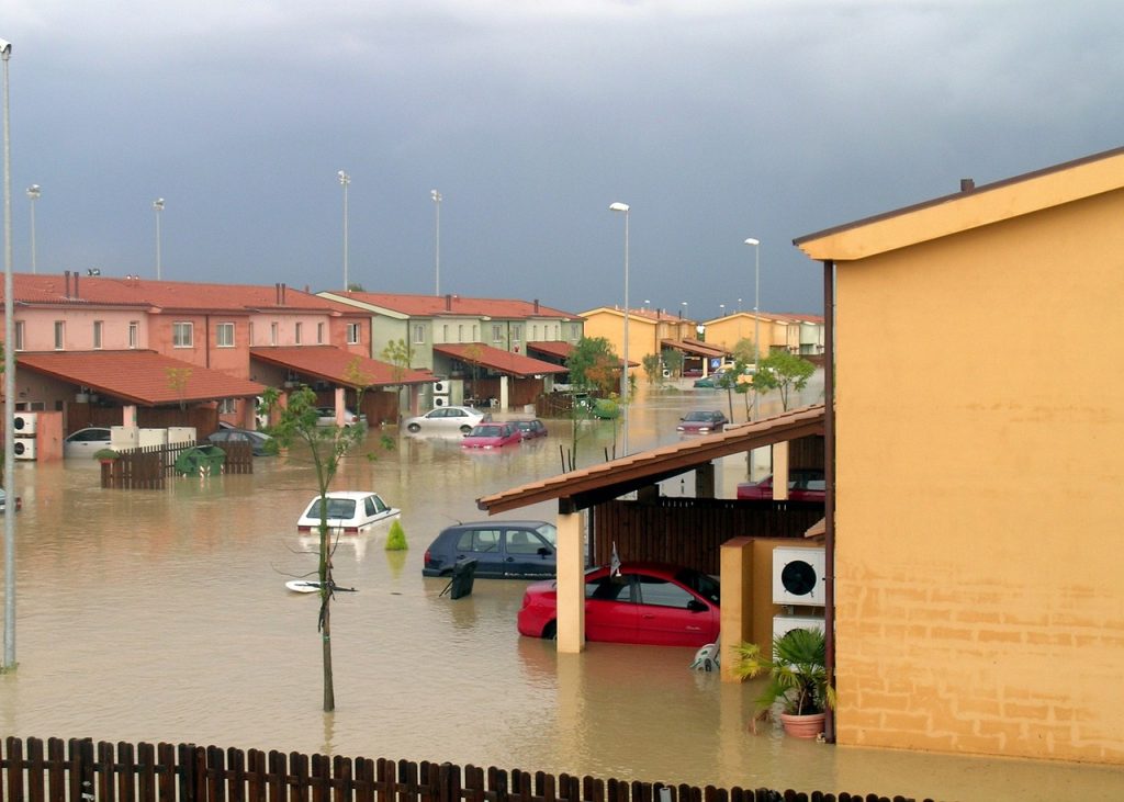 Mobil terendam banjir di jalanan kota