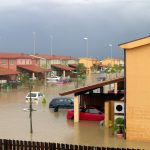 Mobil terendam banjir di jalanan kota