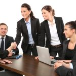 Profesional berdiskusi negosiasi di ruang rapat kantor