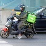 Kurir pengantaran menggunakan sepeda motor untuk pekerjaan