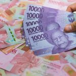 Uang rupiah ilustrasi gaji ke-13
