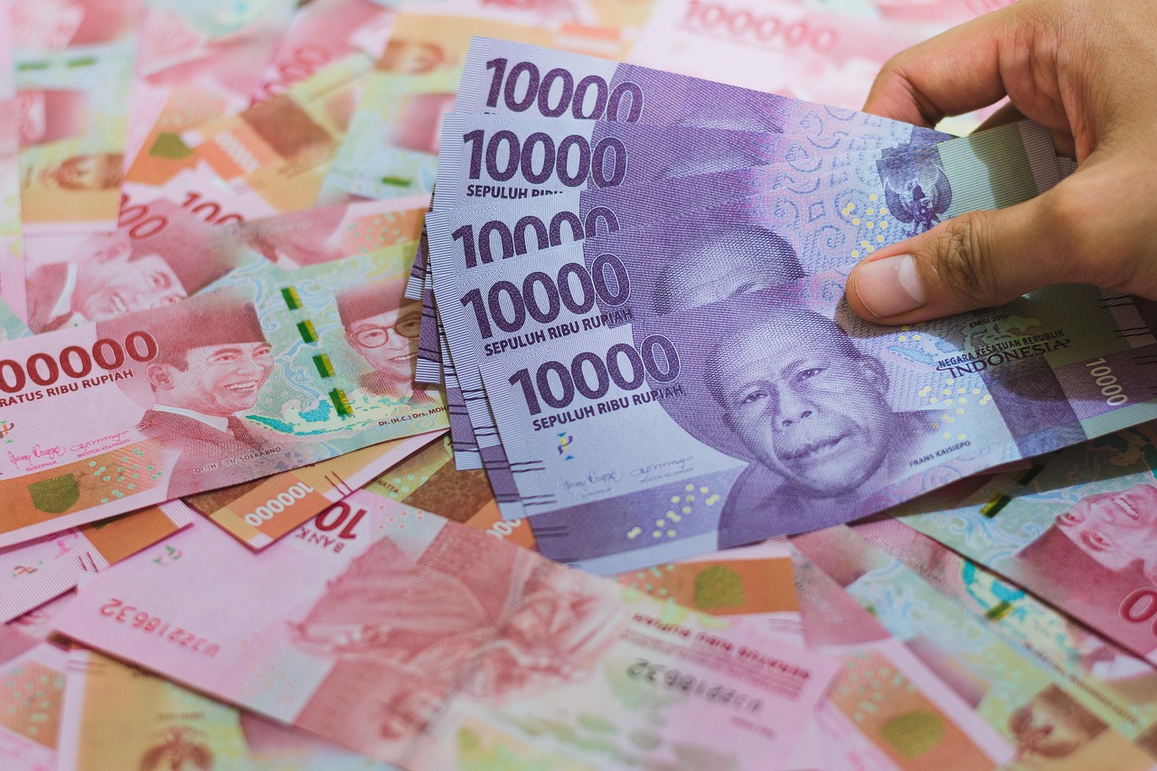 Uang rupiah ilustrasi gaji ke-13