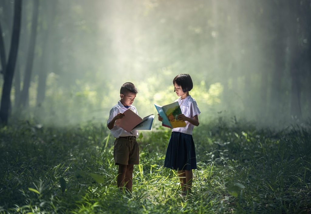 Ilustrasi menyiapkan dana pendidikan anak dengan buku dan alat tulis