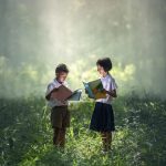 Ilustrasi menyiapkan dana pendidikan anak dengan buku dan alat tulis