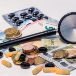 Obat dan stetoskop dengan uang