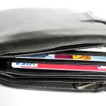 Kartu kredit dan uang di dompet