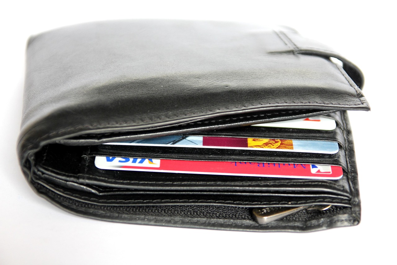 Kartu kredit dan uang di dompet