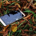 Smartphone rusak sebagai ilustrasi asuransi gadget pribadi