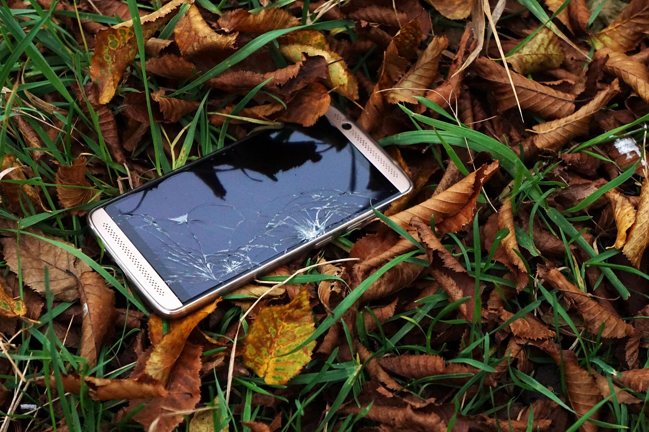Smartphone rusak sebagai ilustrasi asuransi gadget pribadi